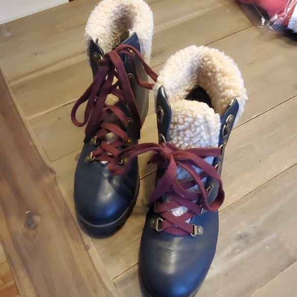 Navy faux shearling nordic boot with red laces - Picture 2 of 8